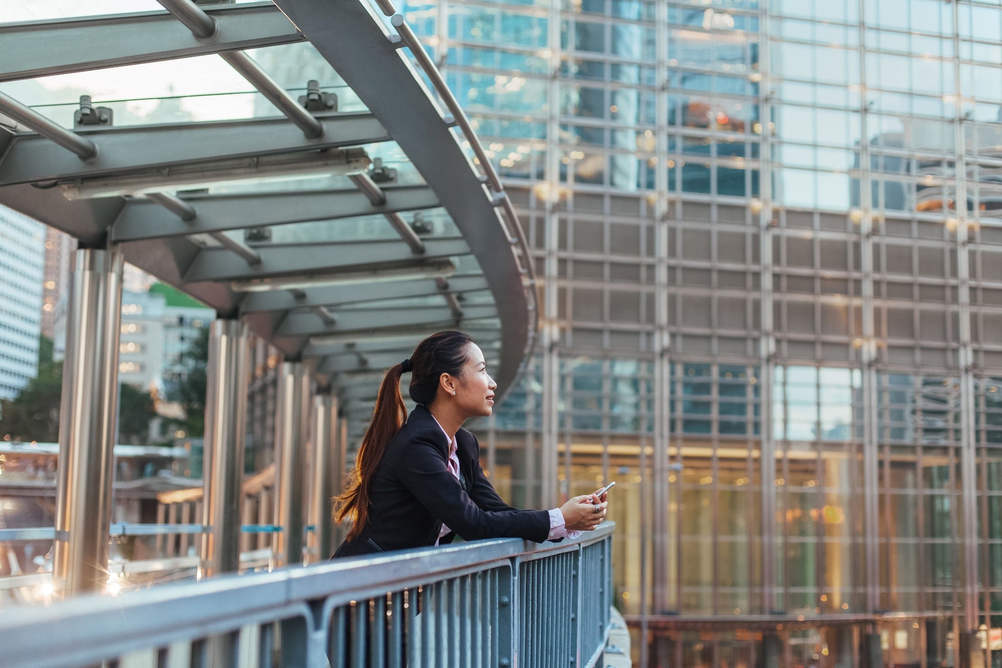  Femme au balcon d’un building