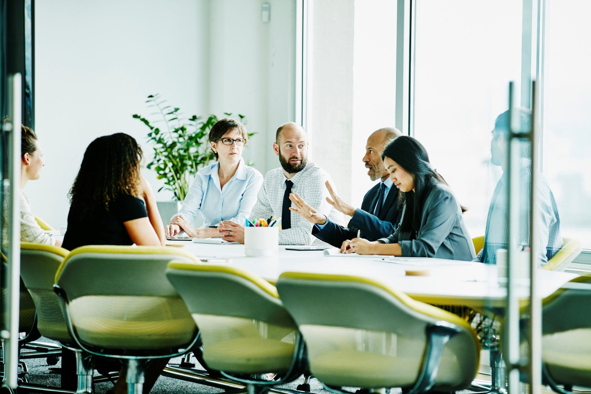 Réunion de travail dans un bureau lumineux.