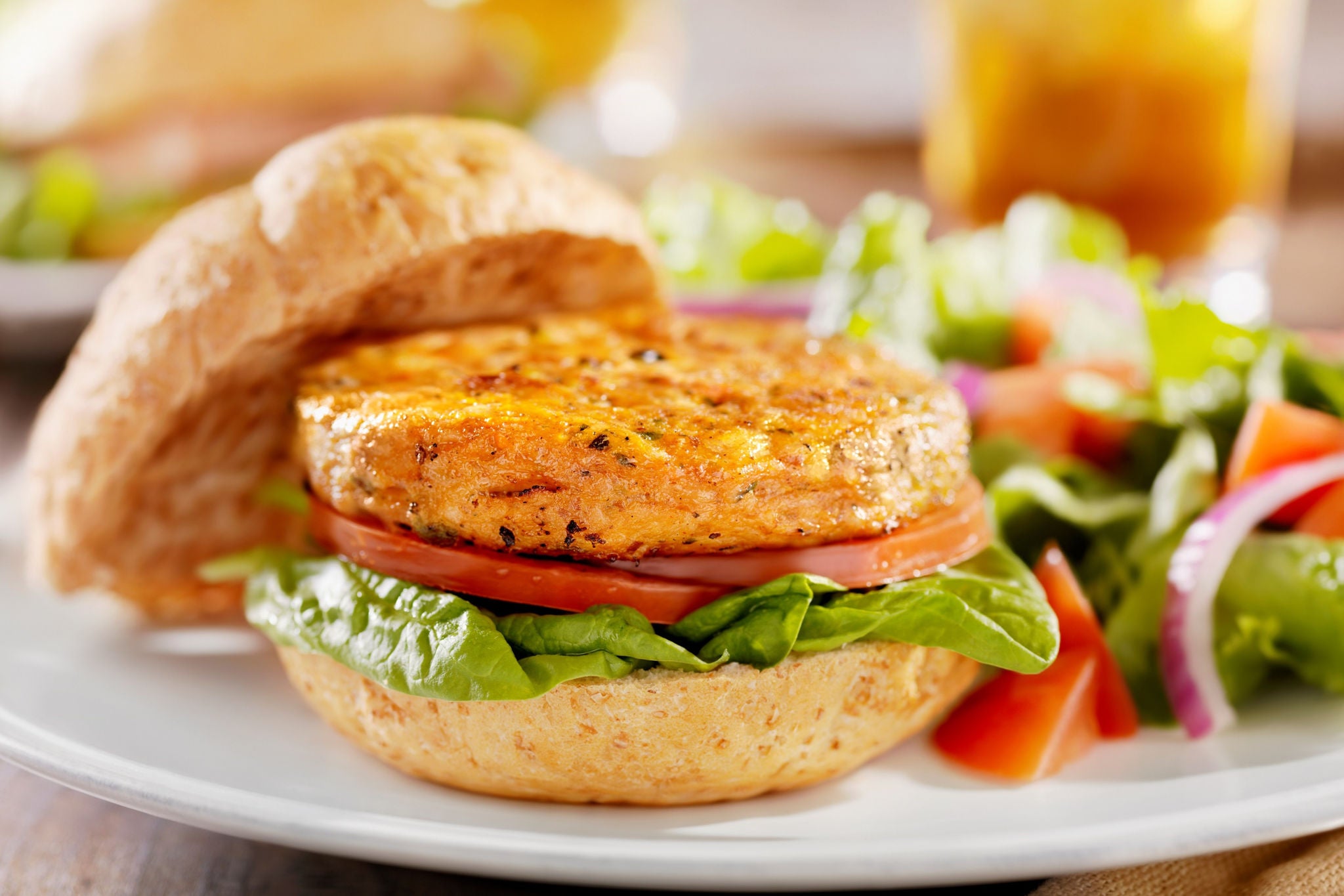 Burger de poulet avec salade.