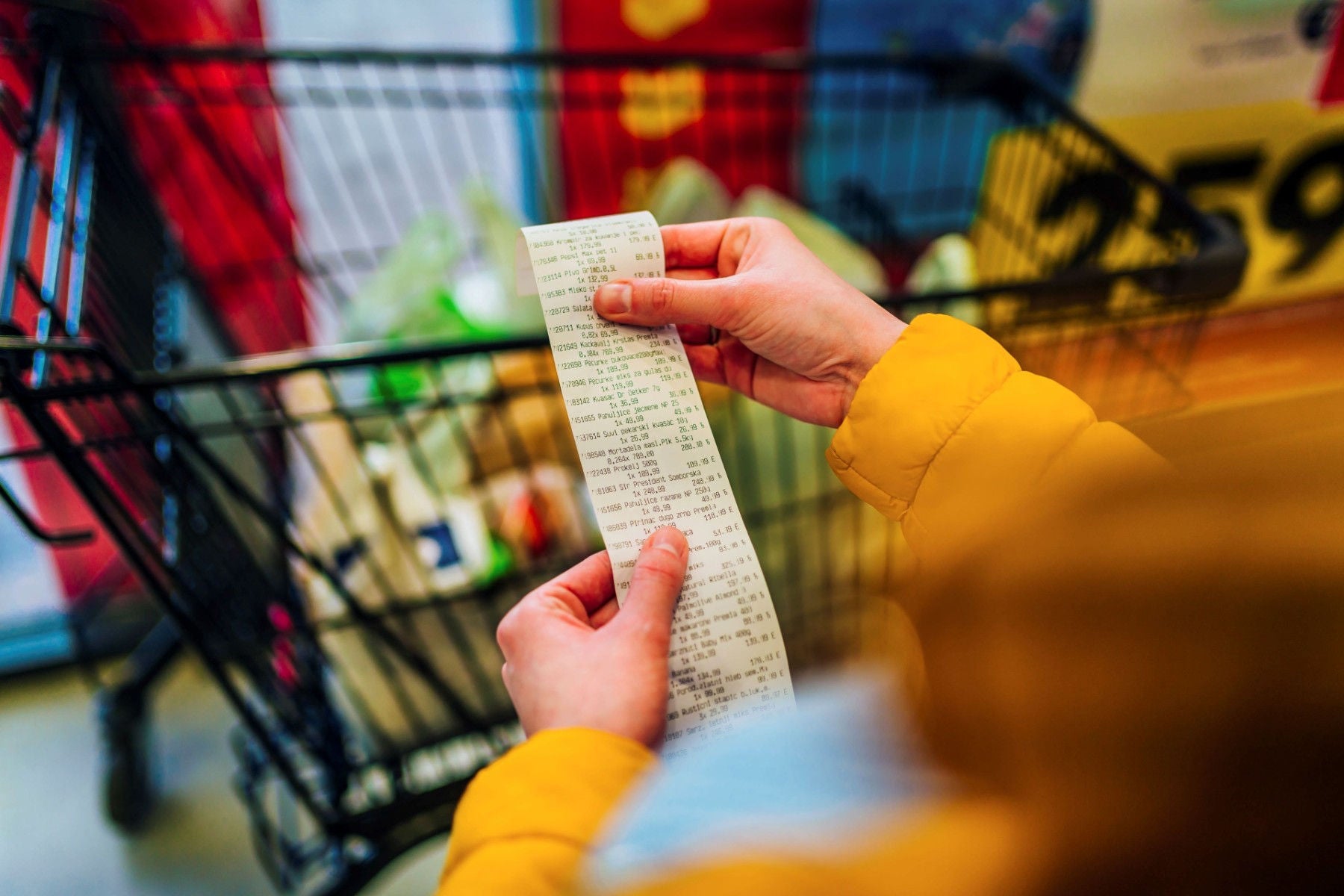 Femme regardant un ticket de caisse