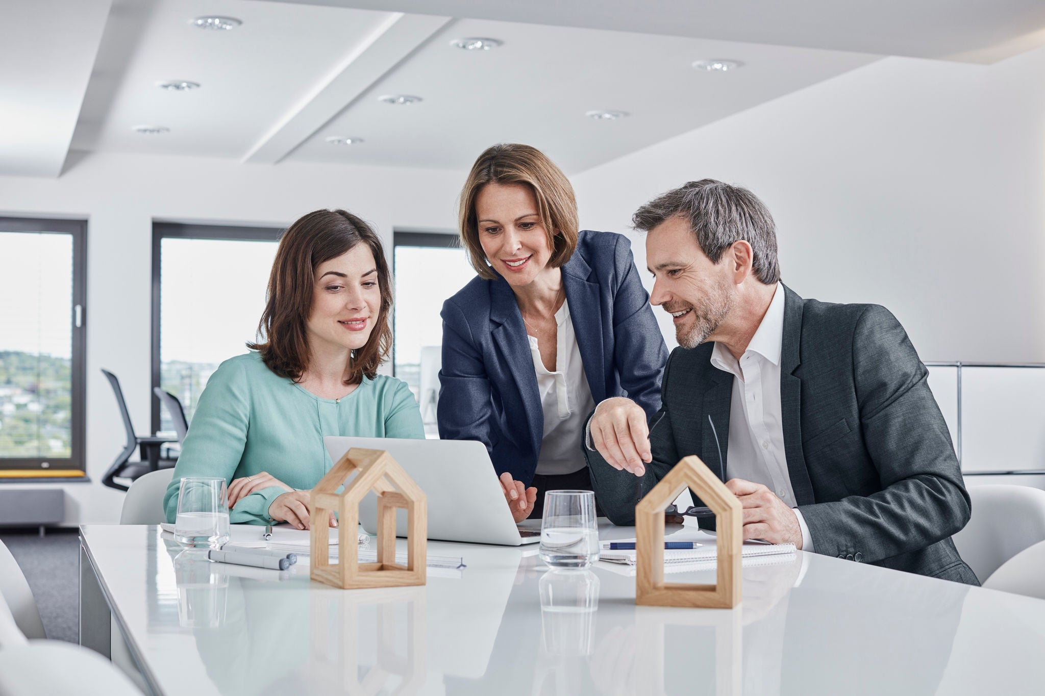 Entrepreneurs hommes et femmes travaillant dans un environnement créatif