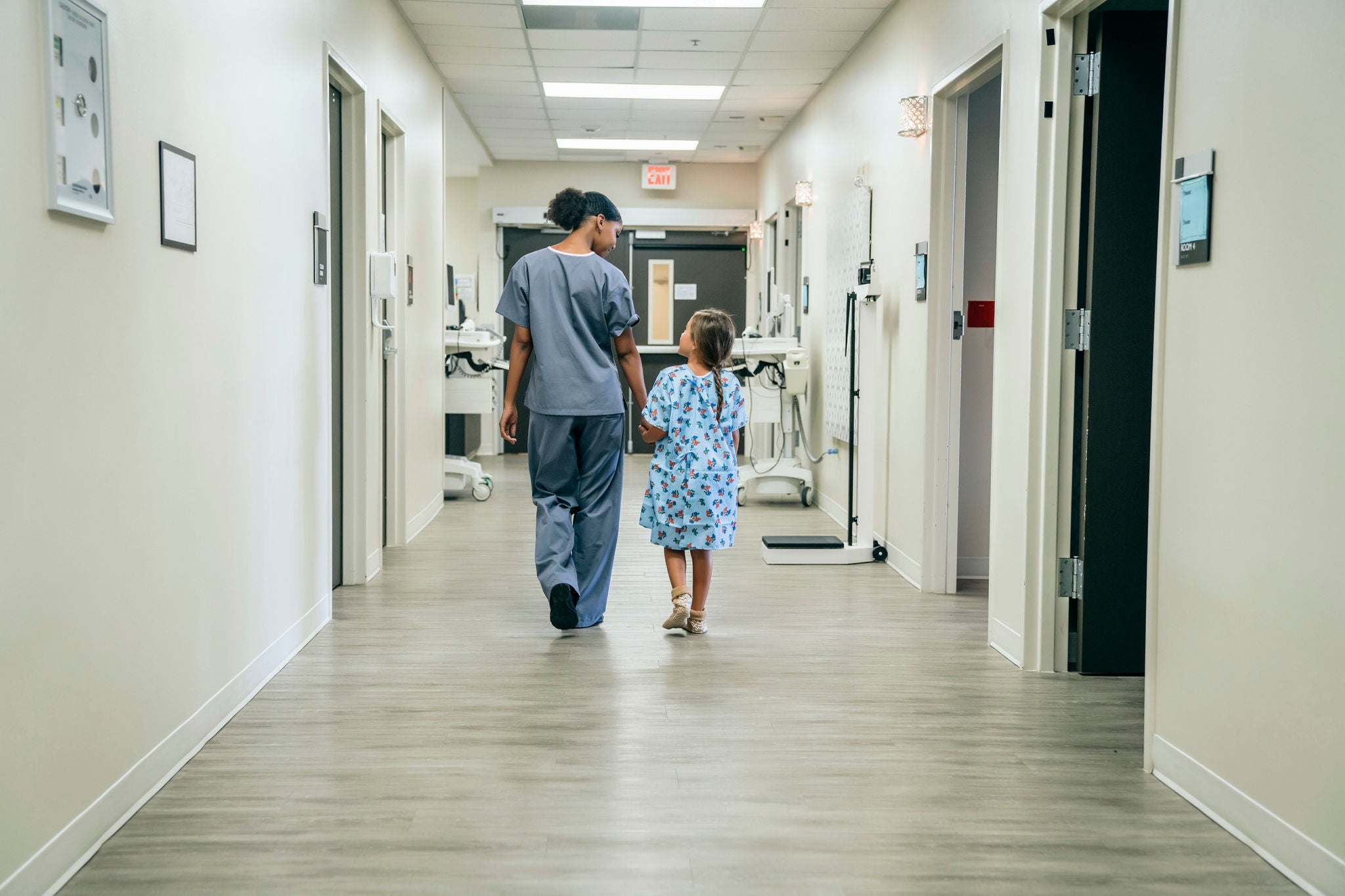 Infirmière marchant avec une petite fille