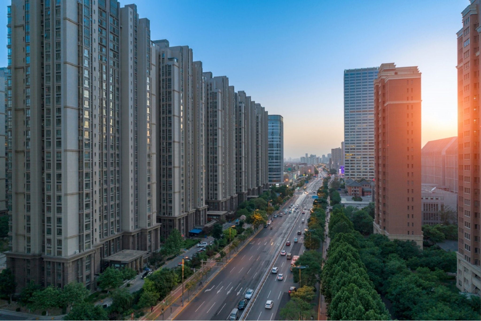 ey-cars-on-roads-between-buildings