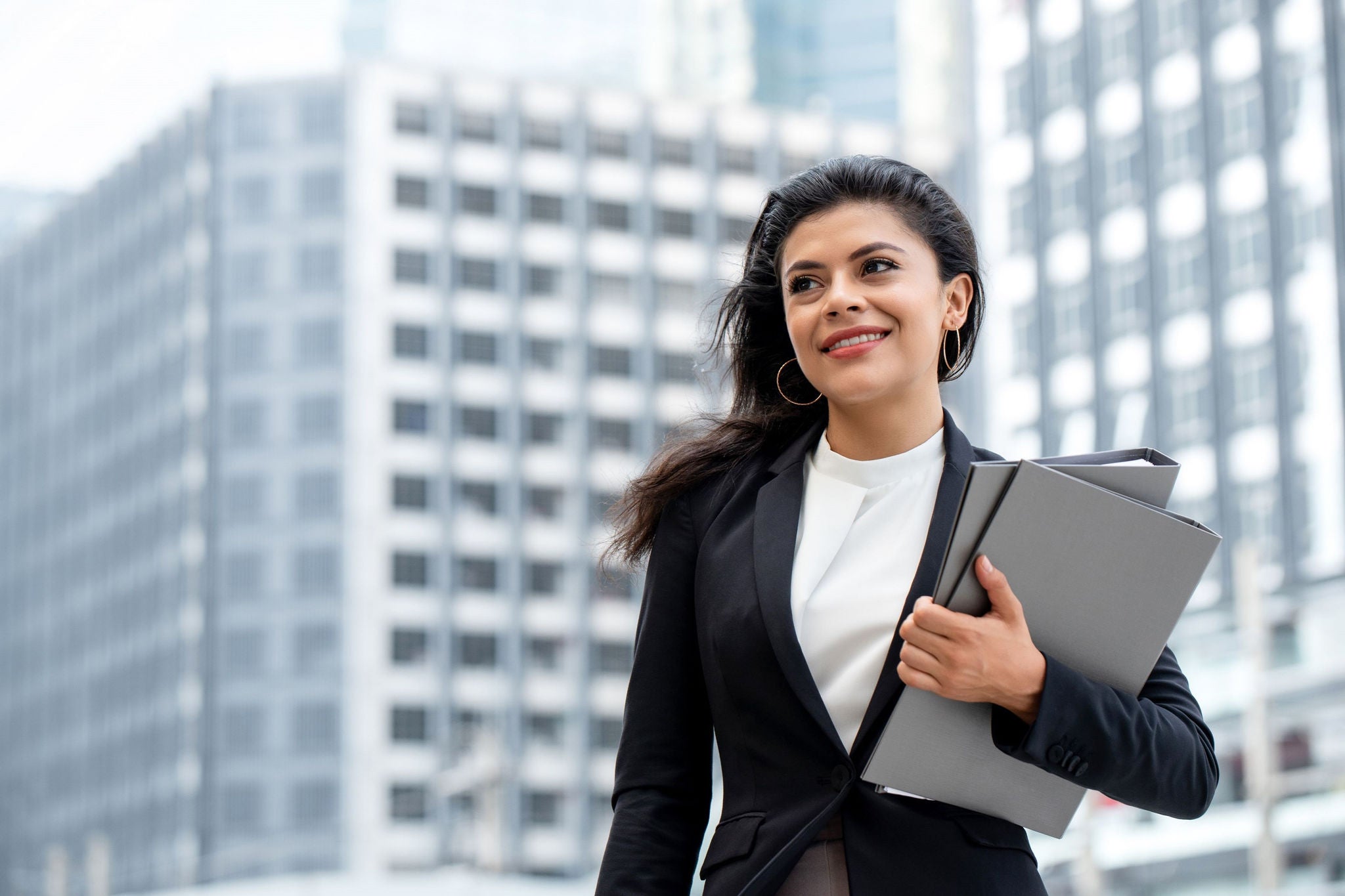 Femme d’affaires devant des gratte-ciels