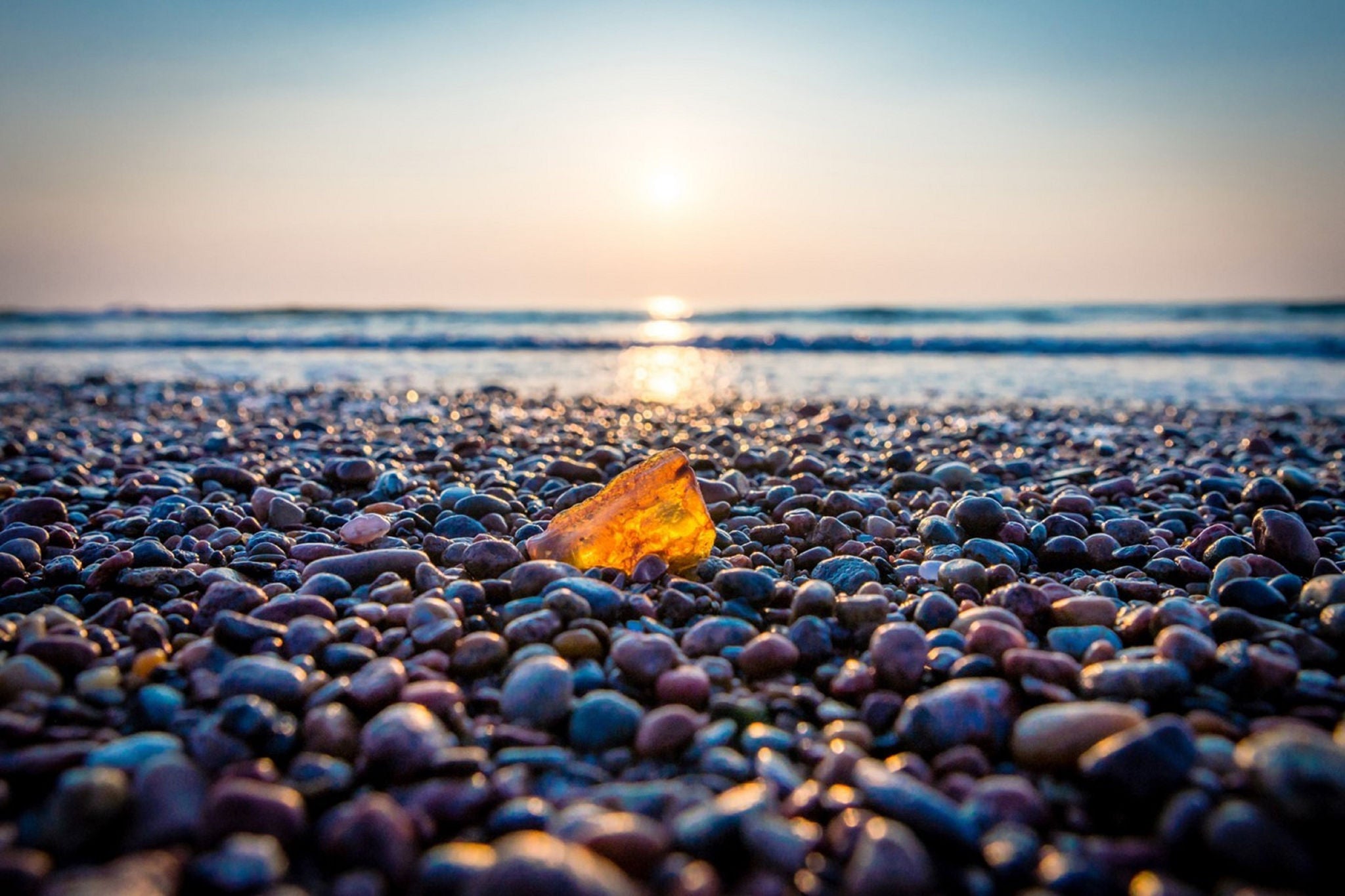 Ambre sur plage de galets