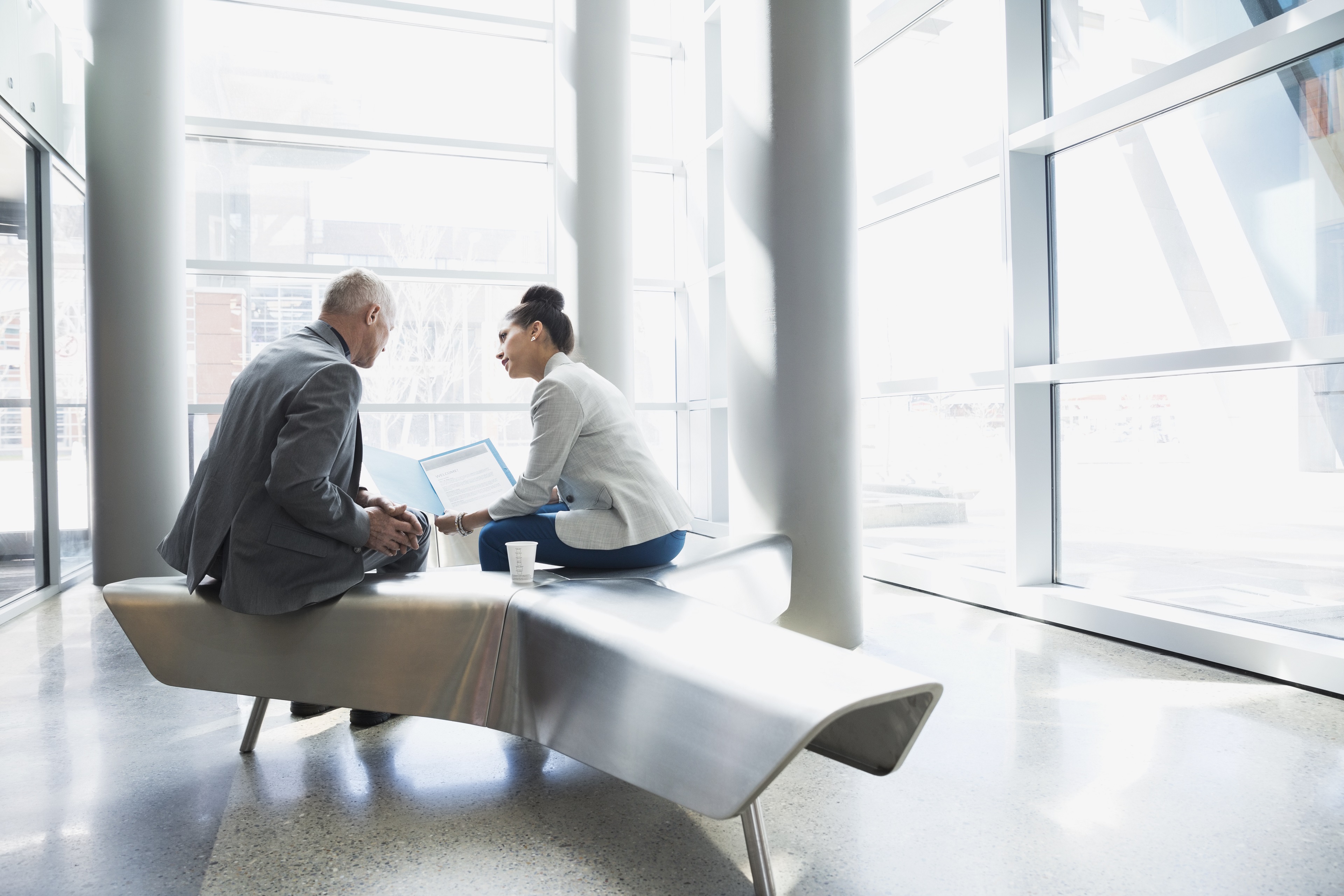 Un homme et une femme en discussion