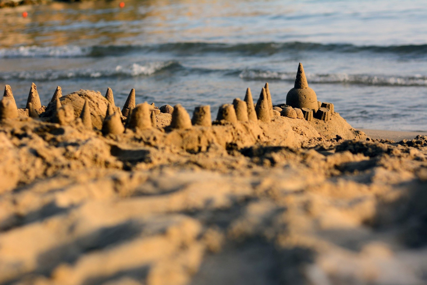 Château de sable sur la plage.