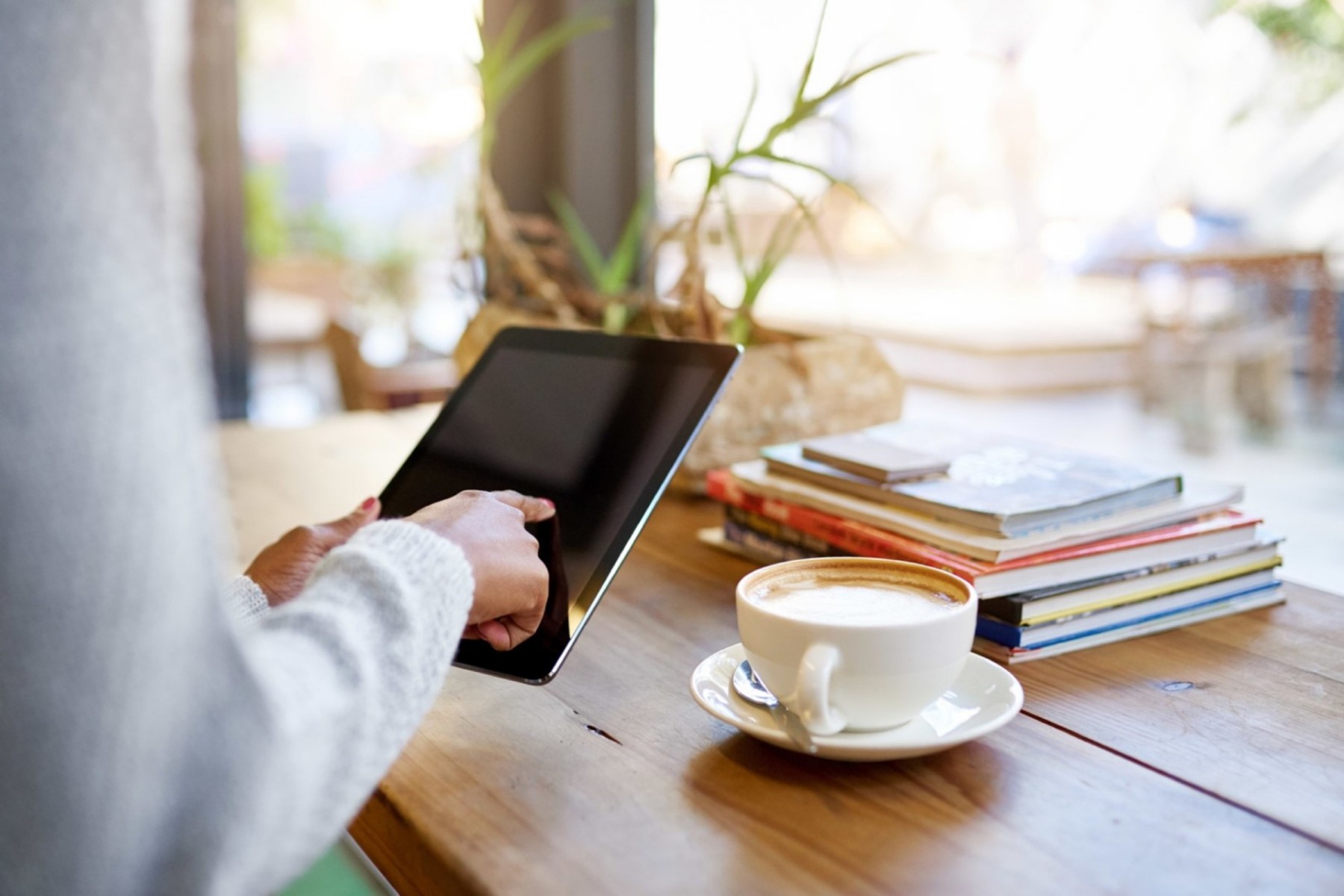 Femme avec une tablette