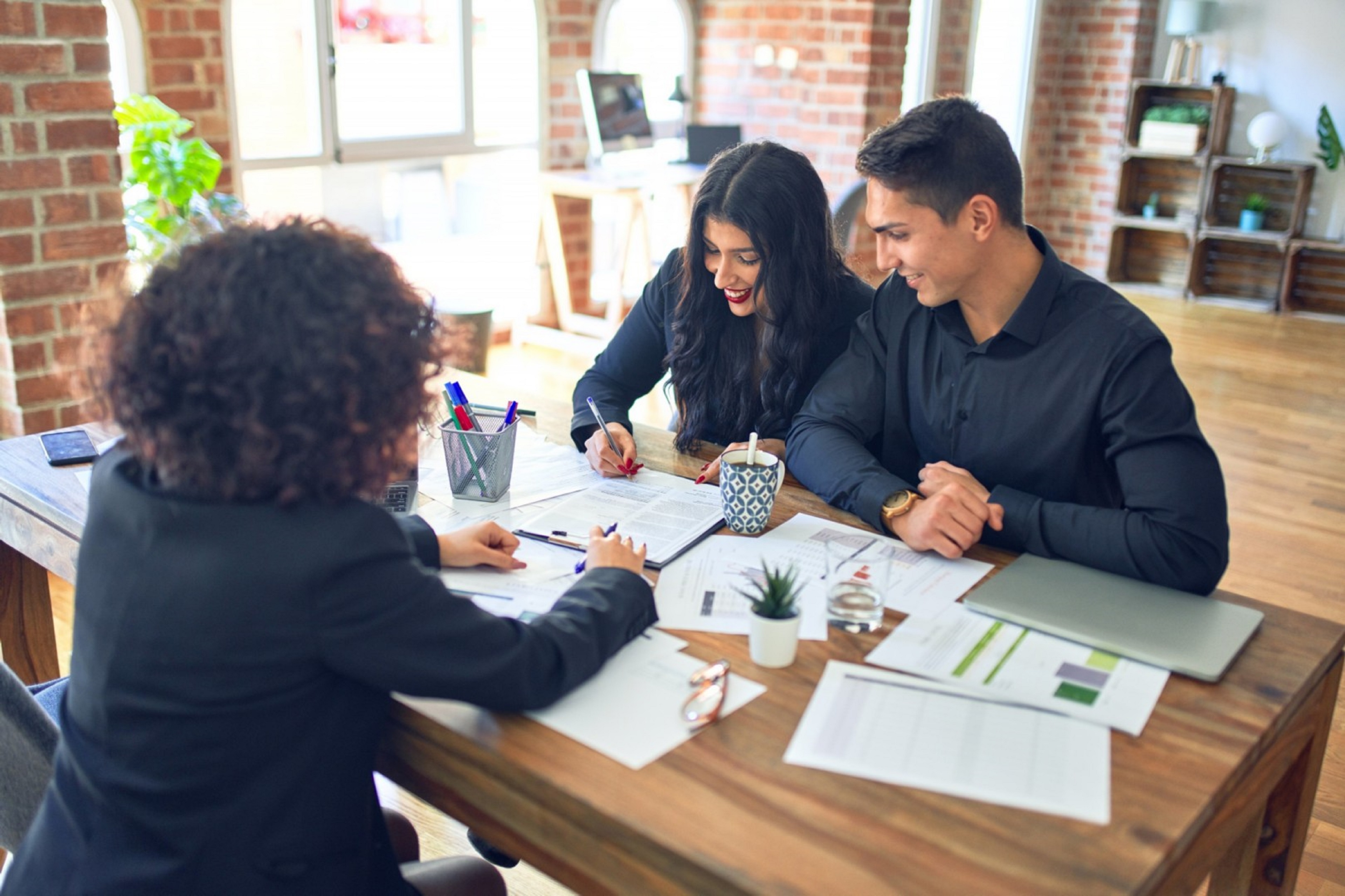 Entrepreneurs hommes et femmes travaillant dans un environnement créatif