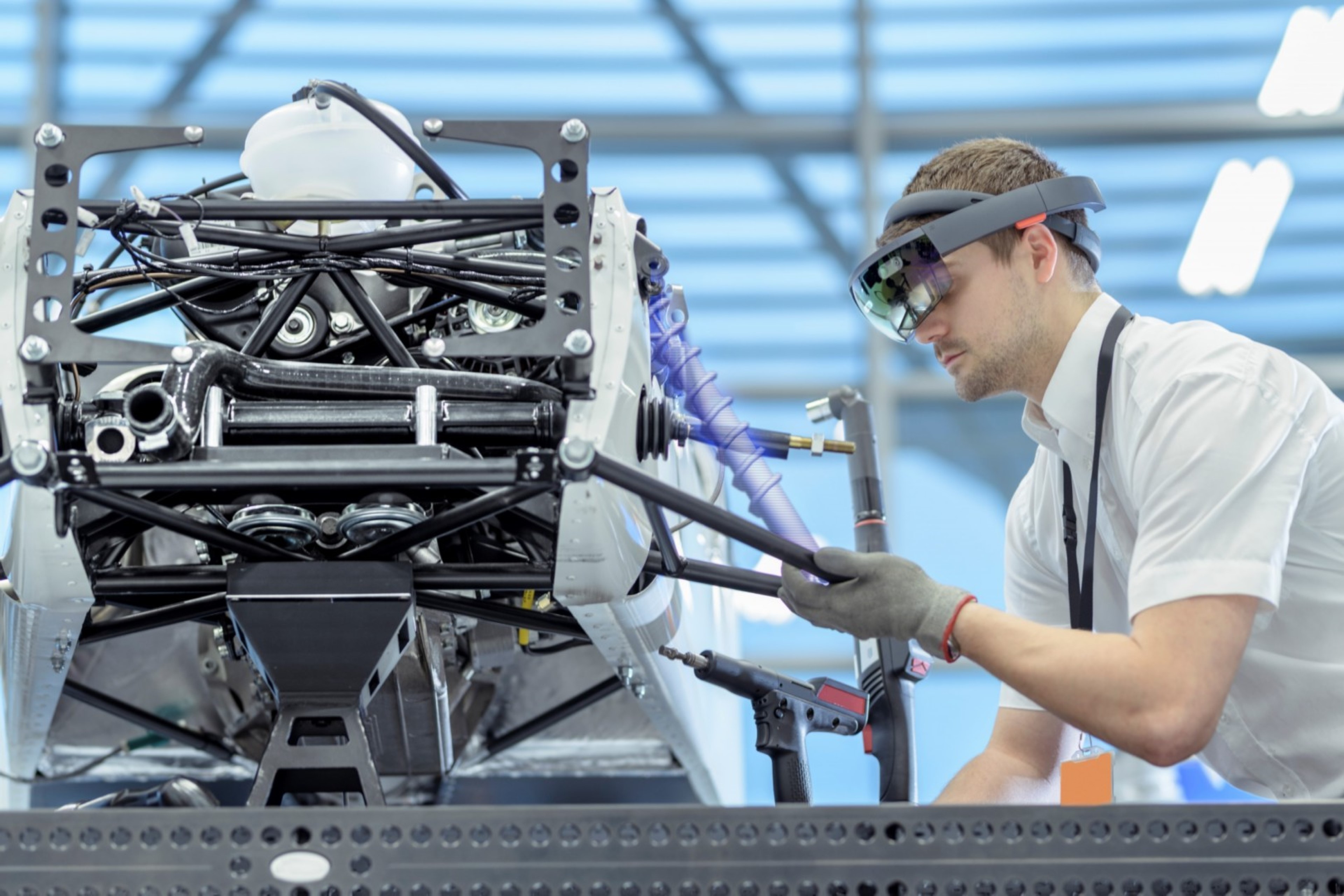 Homme construisant un robot