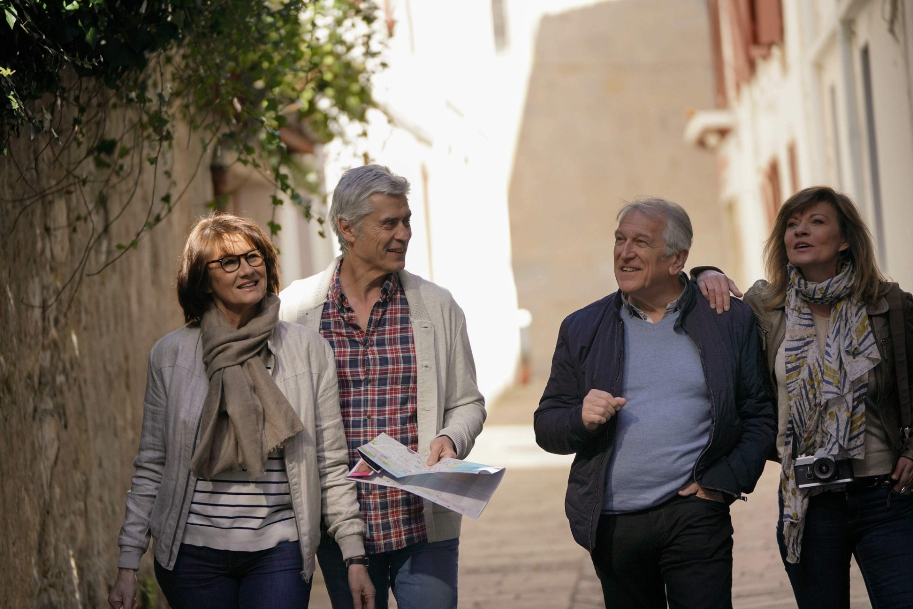 Groupe de personnes senior se promenant