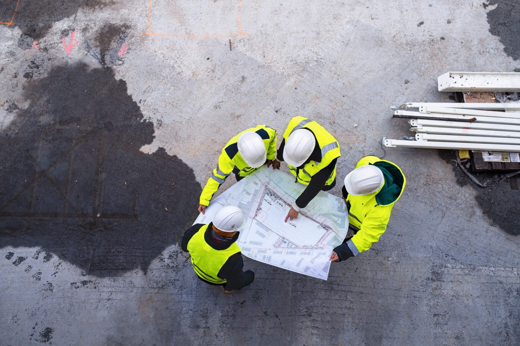 Hommes sur un chantier