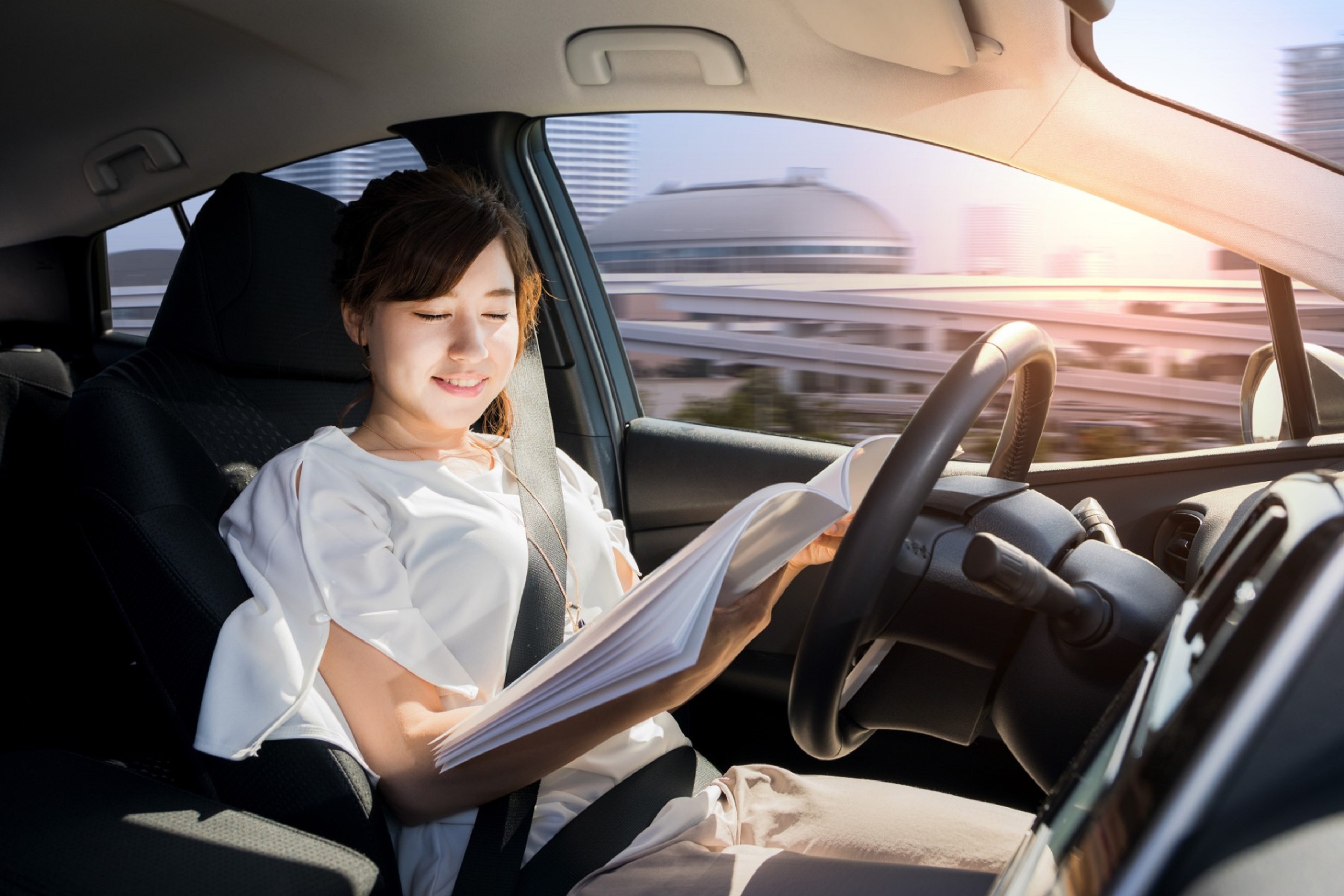 Femme dans une voiture